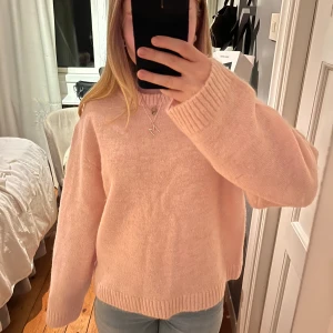 Ljusrosa stickad tröja - Supermysig ljusrosa stickad tröja från Gina Tricot med rund halsringning och ribbade muddar. Aldrig använd 💓