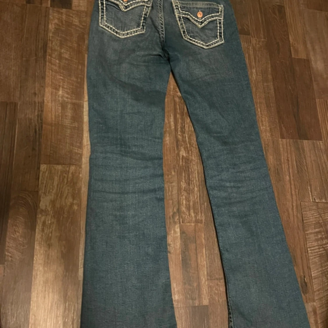 Blå bootcut jeans med kontrastsömmar - 1