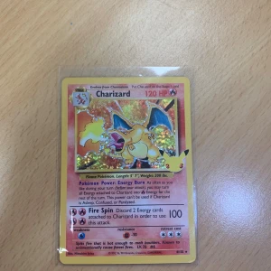 Pokémon Charizard & Mega Ampharos EX kort - Säljer två stycken väldigt bra kort en av dom är värd 5000 Charizard är värld 5000 och Mega Ampharos EX är värd 450 