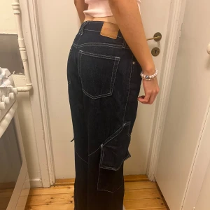 Lågmidjade Jeans - Säljer dessa vida/breda & lågmidjade jeans i perfekt längd! (Passar mig som är 180cm). 🩷 Fraktar/Möts upp i Solna. Kolla min profil för mer kläder <3 Paketpris gäller! 
