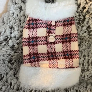 Rutig kappa till hund - aldrig använd helt ny, då den va för liten för min valp 🐶 