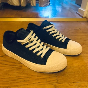 Stilrena sneakers från GC - Säljer dessa väldigt stilrena och fräscha sneakers från Ground Control. Sjukt bra skick och passar med de flesta outfits. Nypris ligger på 1499