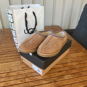 Ugg Tasman - Ugg Tasman i storlek 44. Endast använda fåtal gånger inomhus, så inget slitage. Kvitto, box och påse medföljer. Skriv vid frågor 