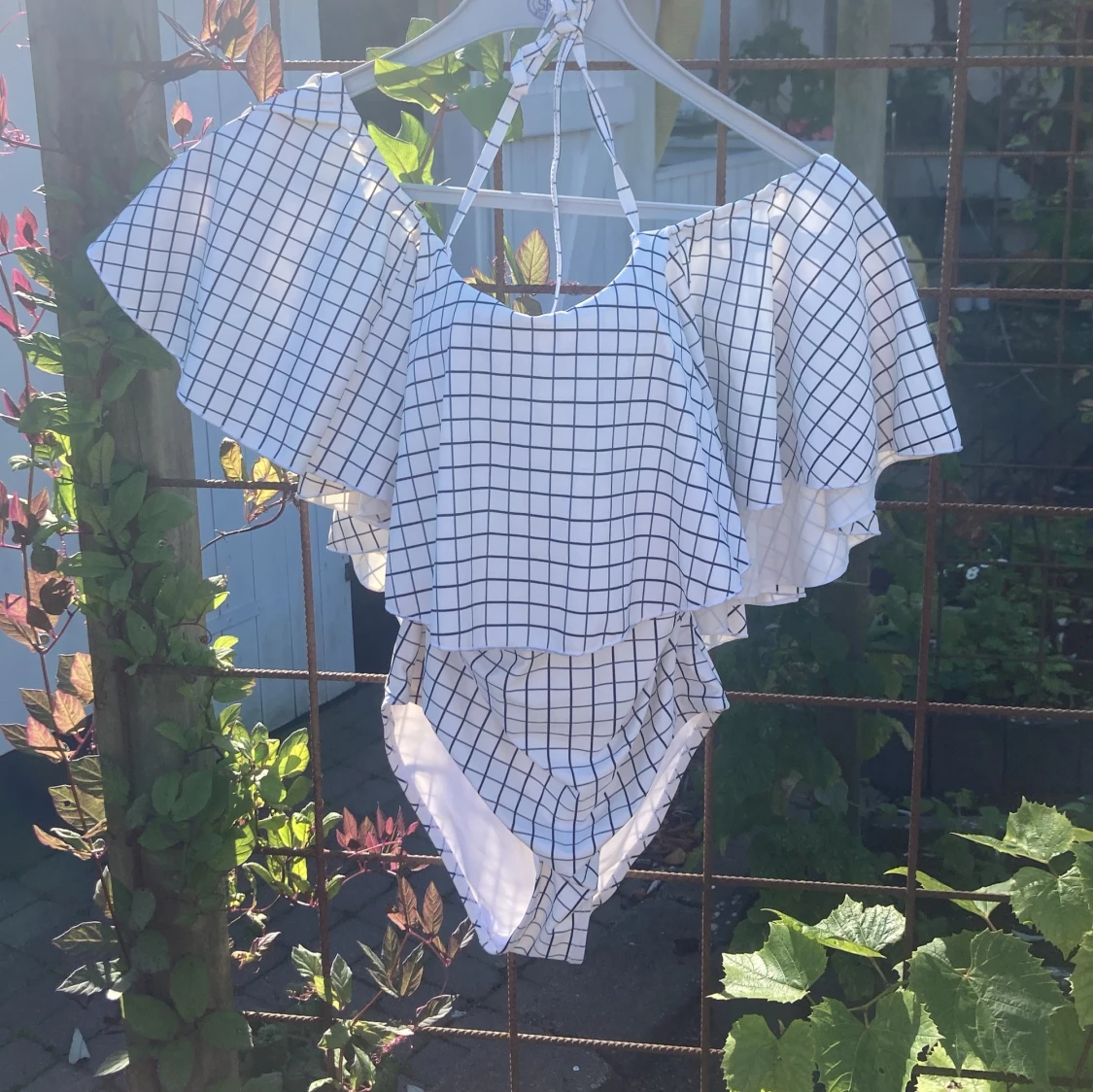 Vit rutig baddräkt med volang