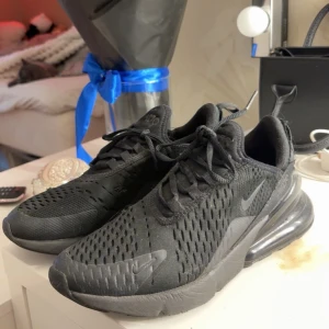 Nike Air Max 270 helsvarta sneakers - Säljer ett par helsvarta Nike Air Max 270 sneakers. Dom är lite halvslitna. 