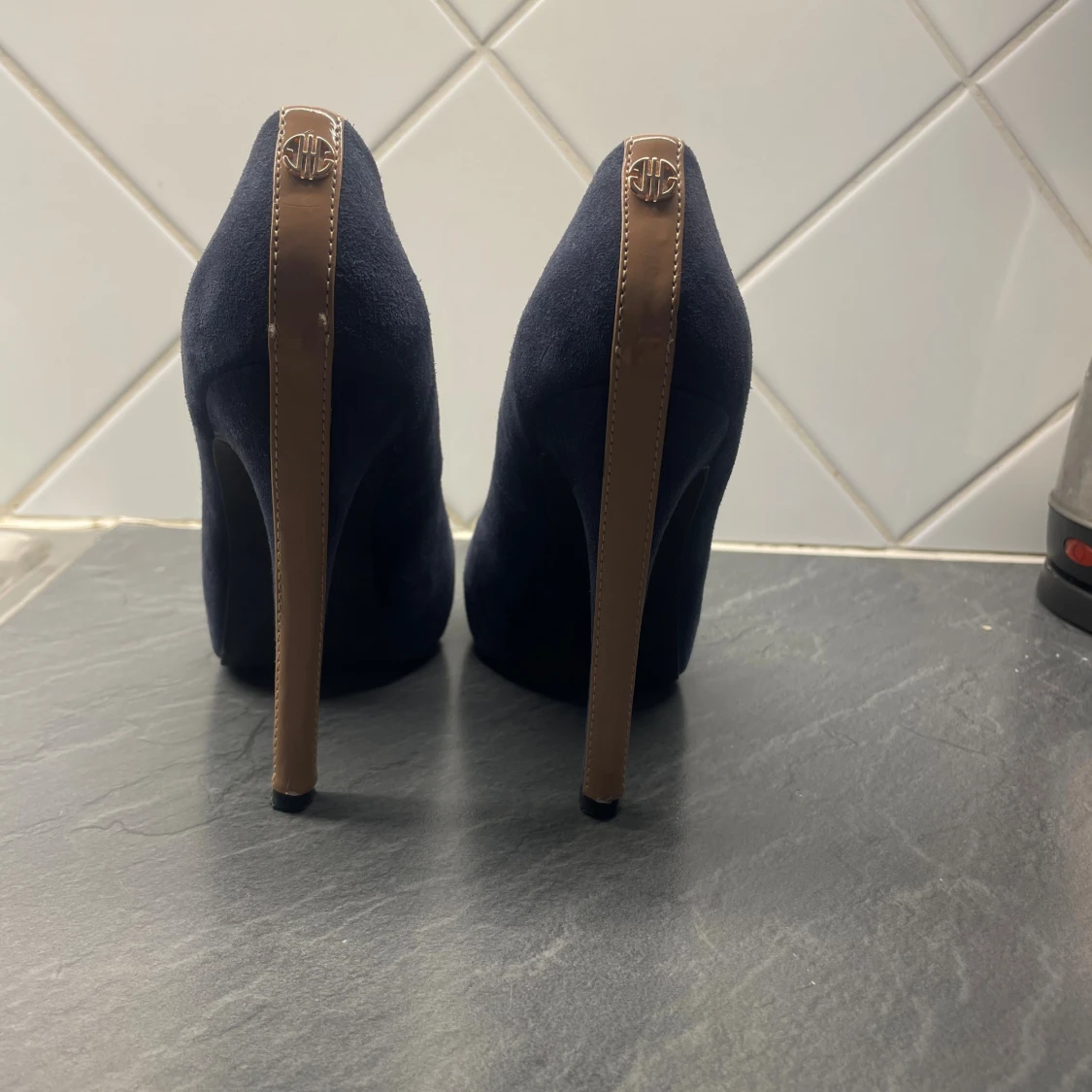 Mörkblå mocka pumps från China Girl - 3