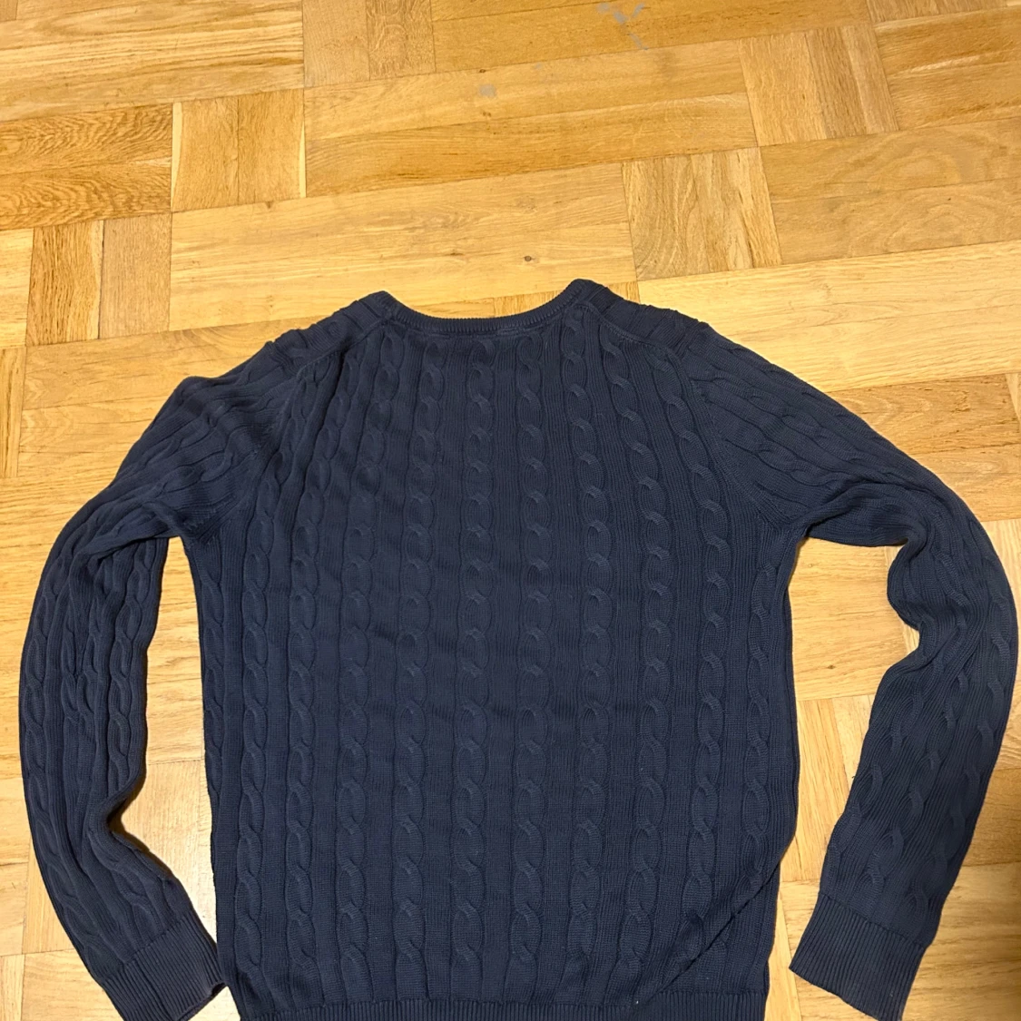 Mörkblå kabelstickad tröja Morris - 1
