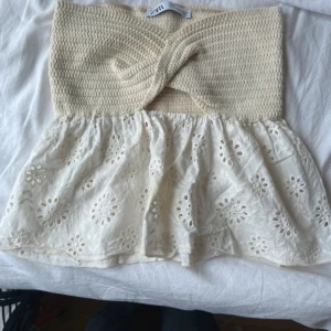 Beige tubtopp Zara - Säljer denna söta tubtopp från Zara i storlek S som är lite beige och crémefärgad.  På sista bilden kan man se att själva silikonbandet inuti har släppt lite men syns ej, annars jätte fint skick. 