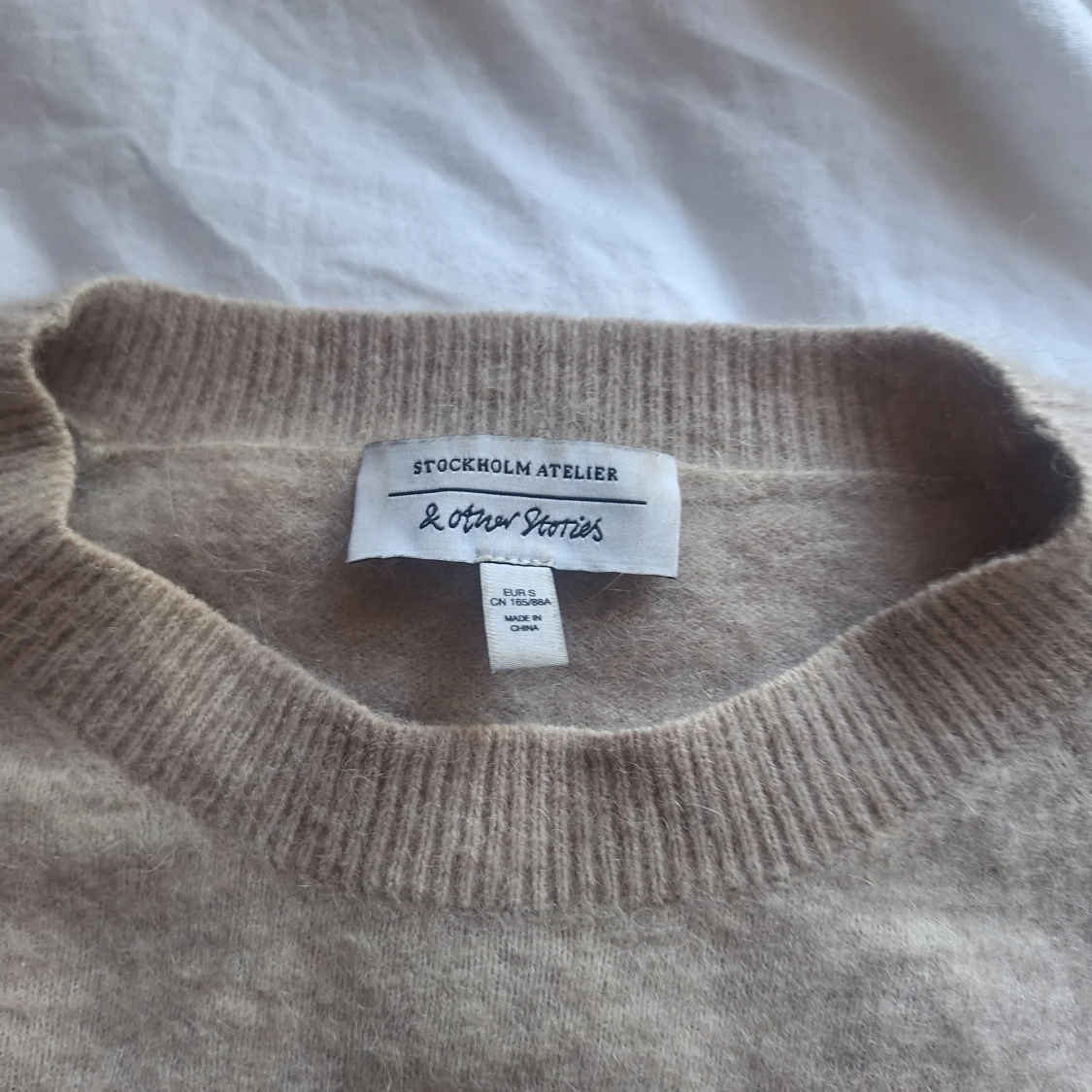 Beige kashmirtröja från & Other Stories - 1