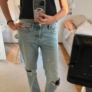 Jeans  - Ljusblå från Zara  med raka ben och snygga slitningar och hål på knäna. Inga defekter, säljer pga dom är lite försmå för mig i midjan, jag är 174 och dom ät bra längd för mig! Köpte för 400