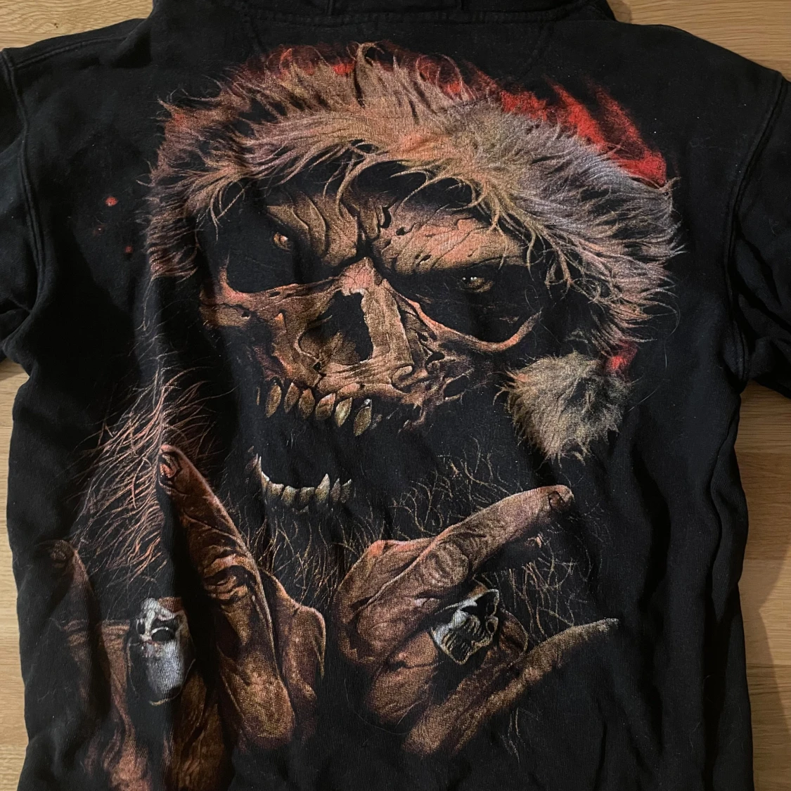 Svart hoodie med dödskalle och tomteluva - 4