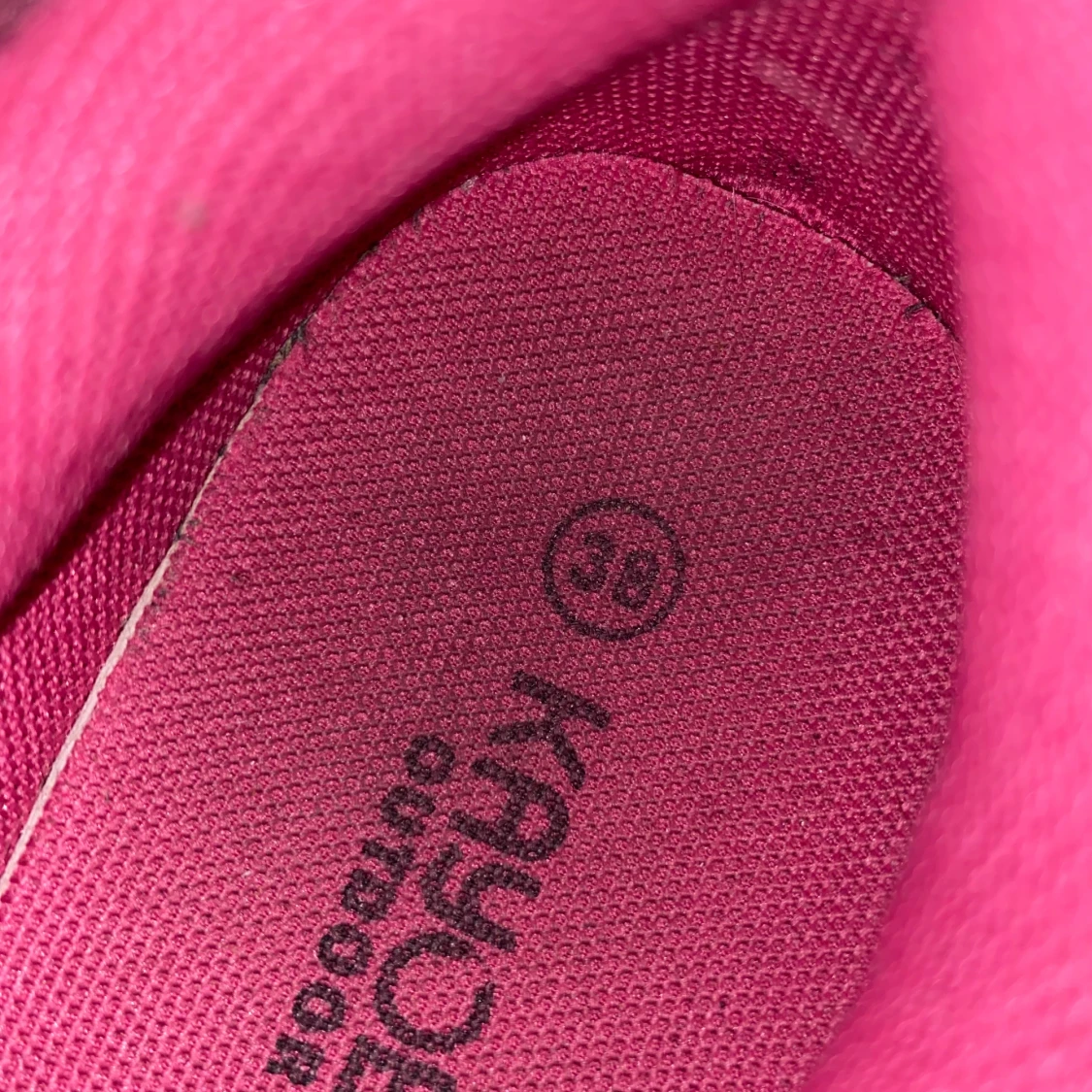 Violett/röd aktiga sneakers från Kaydee strl 38 - 2