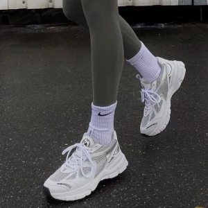 Axel Arigato Runners - Säljer mina Axel Arigato runners som inte säljs längre. De är använda men fortfarande i bra skick! Nypris är ungefär 3700kr!❤️🫶🏼