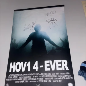 HOV1 plansch med killarnas autografer! - Affisch från killarnas film och jag vann planschen på bio premiären! Lägg bud!❤️
