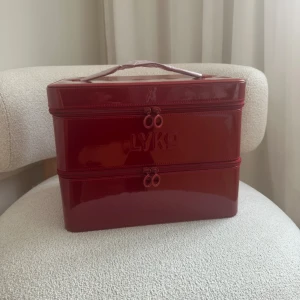 24k kalender från lyko, slutsåld - Slutsåld adventskalender från lyko, premium kalender 24k. Oöppnad. Värderad 10 450kr, för att spoila vad som ingår läs vidare på lykos hemsida: https://lyko.com/sv/by-lyko/lyko-24k-advent-calendar-jul25. 