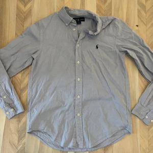Ralph lauren skjorta (18) - Säljer nu en Ralph lauren skjorta | Storlek 18 som motsvarar S | Pris kan diskuteras vid snabb affär | Perfekt för fina tillfällen | Tveka inte om att höra av er!