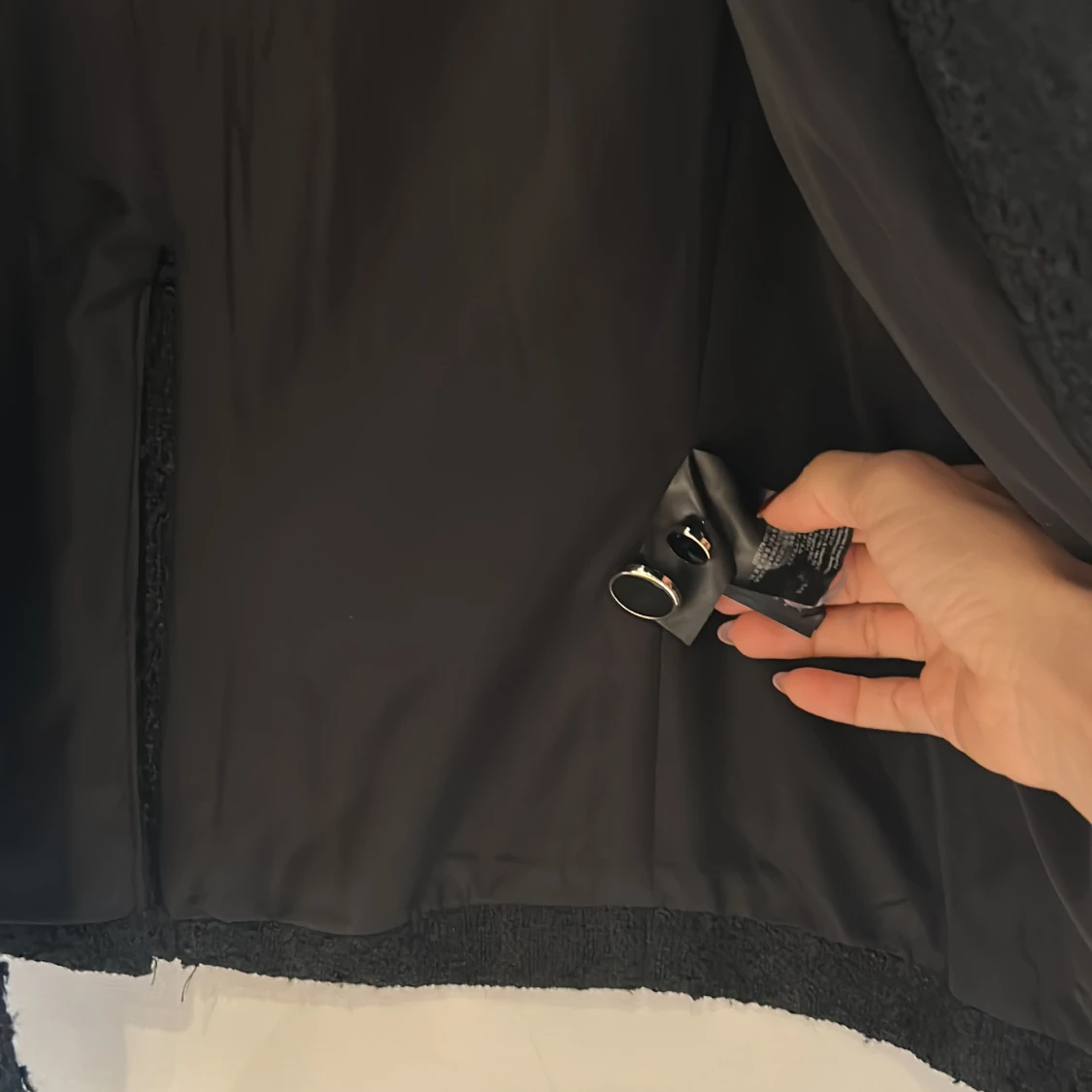 Svart tweed kappa från H&M med guldknappar - 3