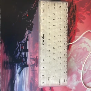 HXSJ T700 RGB Mekaniskt Tangentbord - Snyggt HXSJ T700 mekaniskt tangentbord med transparenta keycaps och RGB-belysning. Flera färglägen, kompakt design och USB-anslutning. Tangentbordet är i mycket gott skick utan synligt slitage eller defekter. Perfekt för gaming eller kontor. Har inte använt den så länge. Om du trycker fn och m så byter den färg
