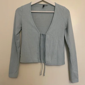 Blå kofta  - Blå kofta från H&M Storlek XS Lite nopprig annars i fint skick