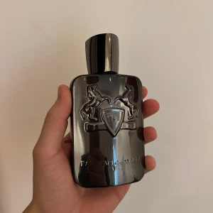 Parfums de Marly Herod 30ml sample/dekant - Säljer 30ml sample av denna grymma doft. Parfymen kommer i den snygga flaskan på bild 2. Frakt kan lösas privat för en billigare peng.