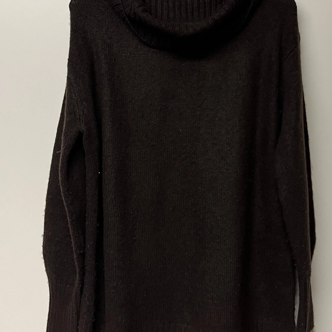 Mörkbrun polotröja stickad