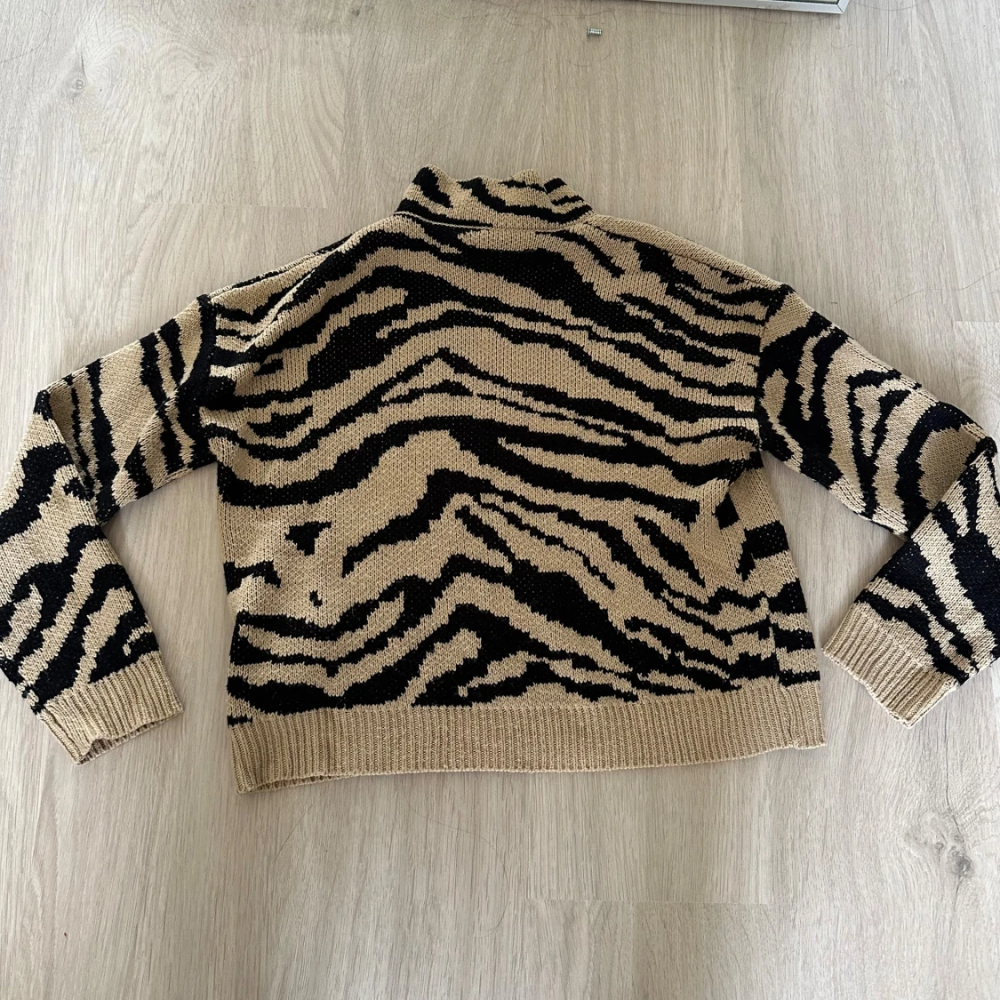 Beige och svart zebramönstrad polotröja