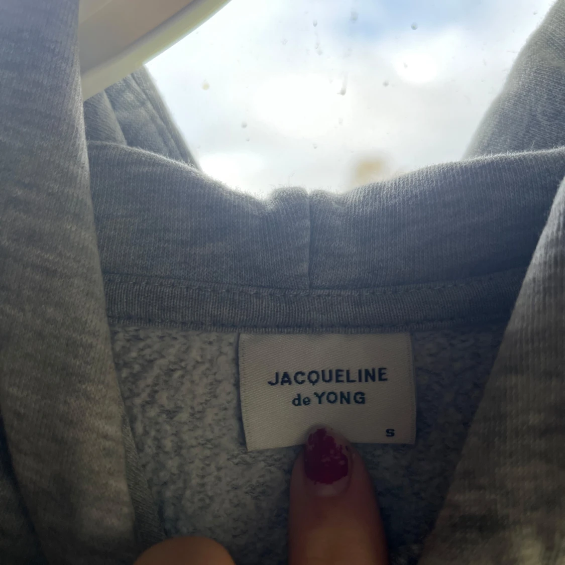 Grå hoodie från Jacqueline de Yong - 1