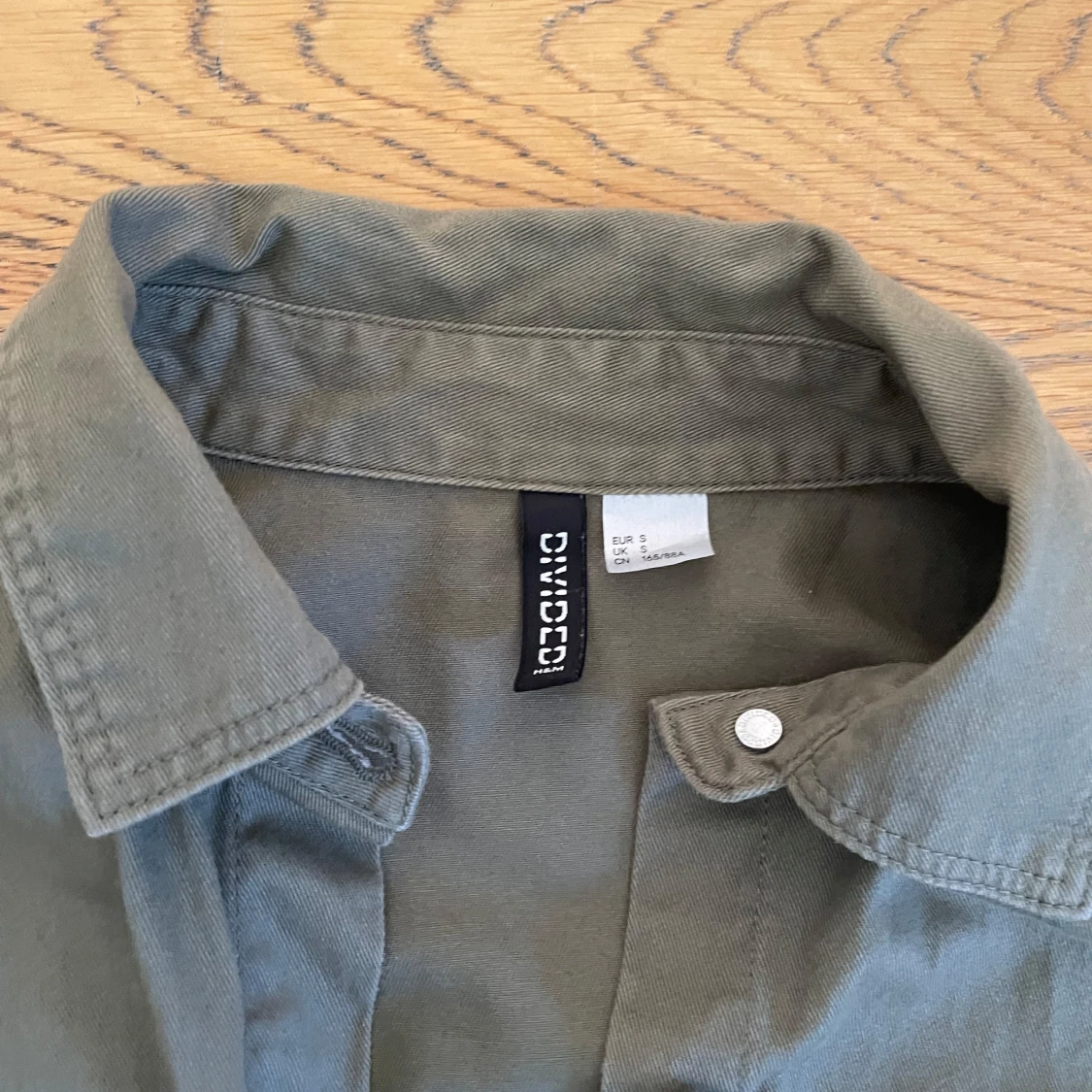 Olivgrön overshirt från Divided - 1