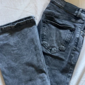 Low waist bootcut jeans - Säljer ett par low waist bootcut jenas i en mörkgrå tvätt från Gina. Använda 1-2 gånger så de har inga tecken på användning förutom att jag tvättat dom och jenas kan kännas lite ”hårdare” efter första tvätten. De har även ett stretchigt material vilket gör dom väldigt bekväma! Nypris 500kr. Pris går att diskutera💞💞