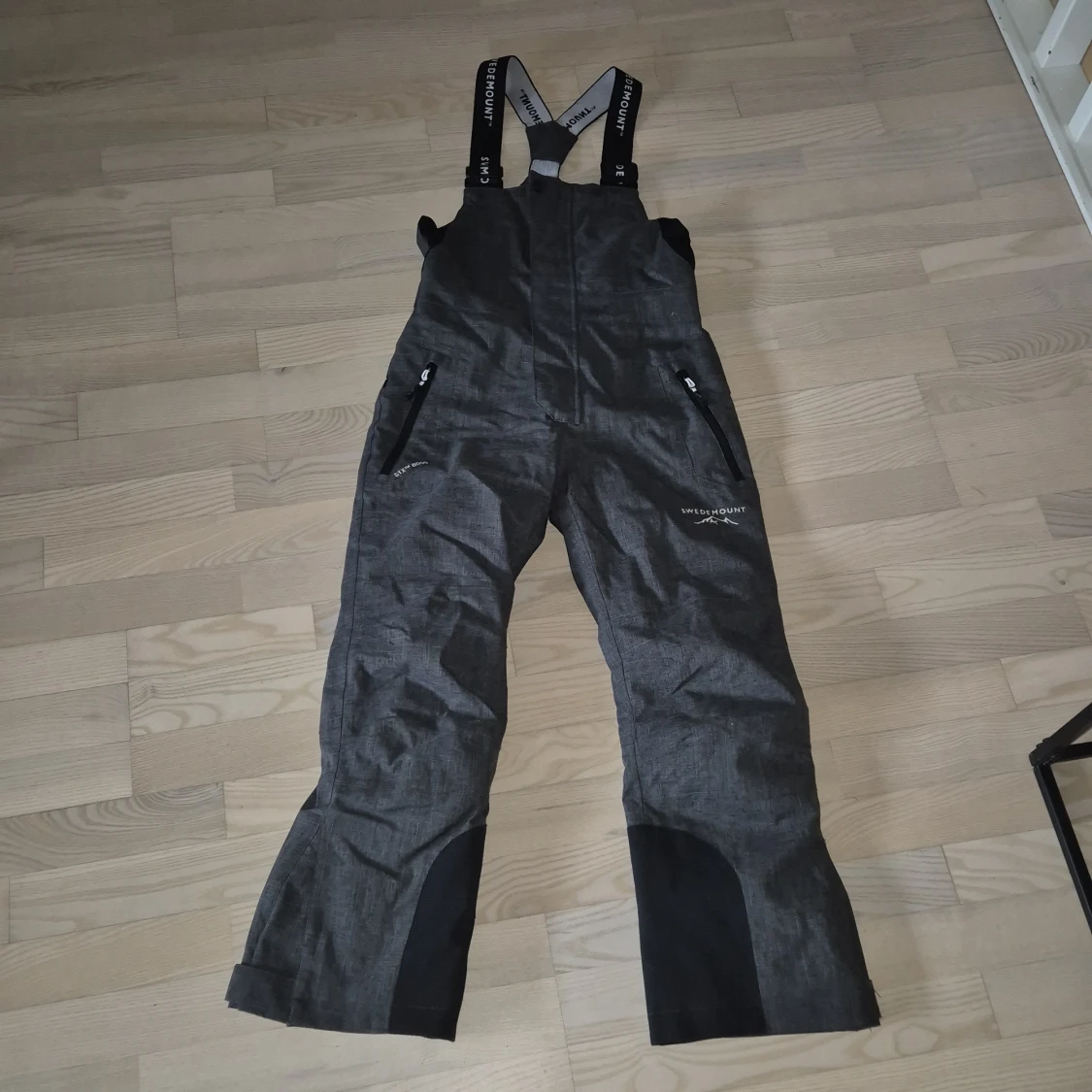 Grå täckbyxor/skidbyxor från Swedemount str 140