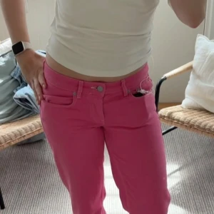 Rosa jeans från NLY Jeans - Snygga rosa jeans från NLY Jeans med klassisk femficksdesign och raka ben. Byxorna har låg midja och är tillverkade i ett mjukt bomullsmaterial med lite stretch. Perfekta för dig som vill sticka ut med färg och ändå ha en bekväm passform.