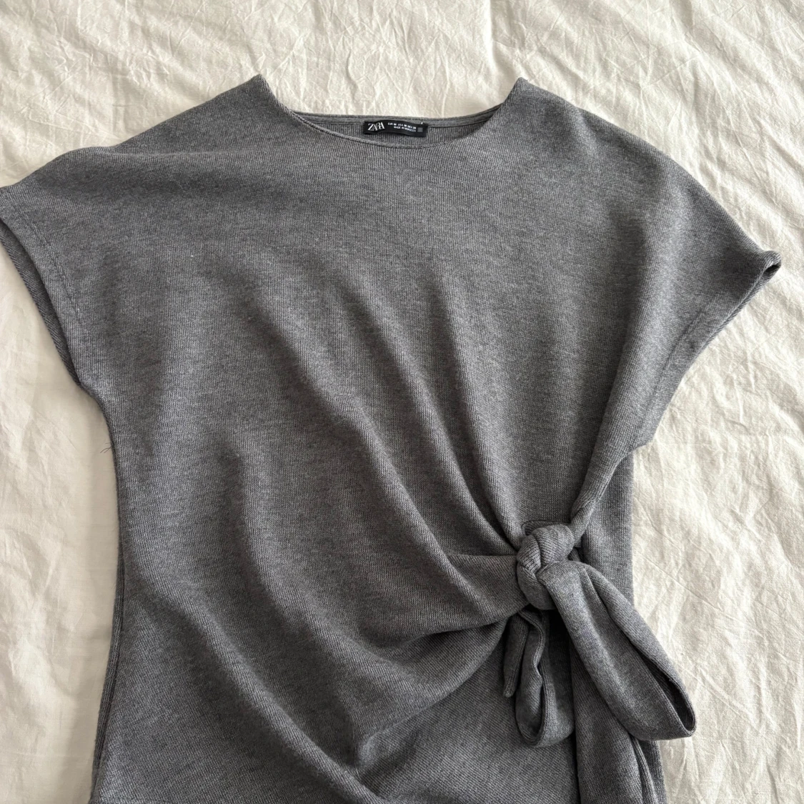 Grå stickad topp med knyt från Zara