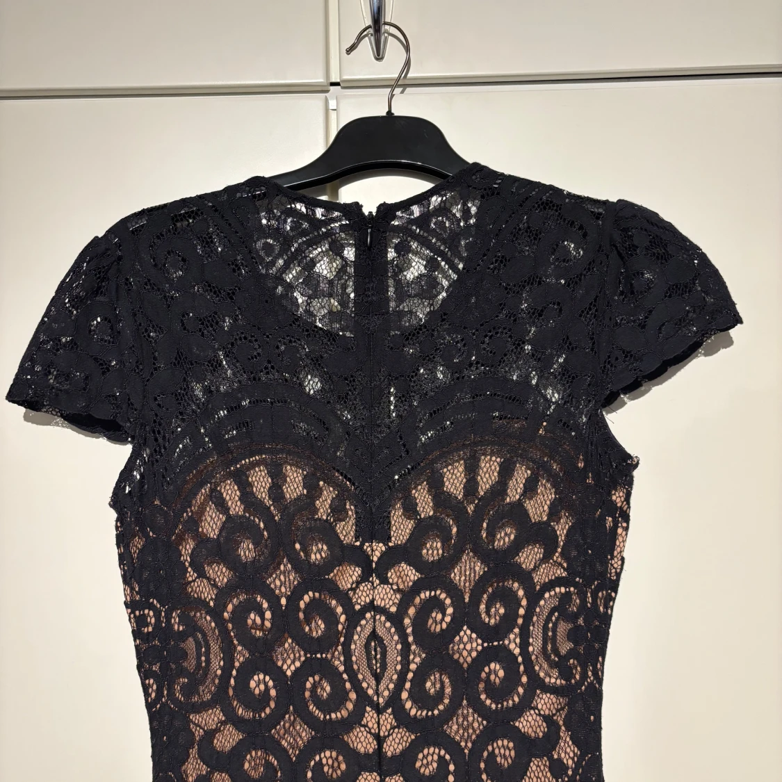 Svart lång spetsklänning med mönster