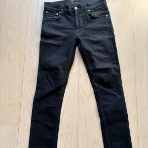 Nudie Lean Dean jeans - Snygga slim jeans från Nudie. Modellen är Lean Dean och storleken är 28/32. Sitter som en 27/31.