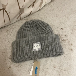 Marimekko Tilaisuus Solid beanie (unisex)  - New Marimekko Tilaisuus Solid beanie (unisex)  Unused Marimekko grey “Tilaisuus Solid” beanie. 100% wool. The wool in this product is certified and responsibly produced. Such lovely warmth for the winter! 😍 Original price €130. More pics: https://www.vinted.fi/items/7091596839-new-marimekko-tilaisuus-solid-grey-beanie-unisex