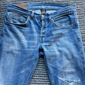 Dondup George  - Mycket snygga dondup George med slitningar w 33 men sitter som w 30 L 32. Nypris på dessa ligger på 3500! 