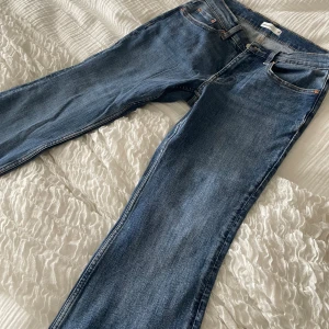 Flared jeans, petite från Gina Tricot  - Flared, normal midja, petite modell från Gina Tricot. Lite för korta för mig som är 160 cm. Aldrig använda. Bara testade. Ingen prislapp kvar tyvärr. 