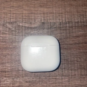 AirPods Pro - Säljer ett par Apple AirPods Pro med laddningsetui. Hörlurarna är i gott skick med endast mindre ytliga repor på etuiet. Aktiv brusreducering, trådlös laddning och bekväm passform. Perfekt för musik, samtal och träning.