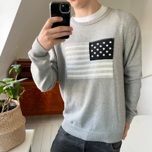 Gant tröja med usa flagga  - Gant tröja med usa flagga, inga större defekter. Liten fläck som inte syns. Modellen är 180,75 kg och bär Xl. Rekommenderar för omkring M- L