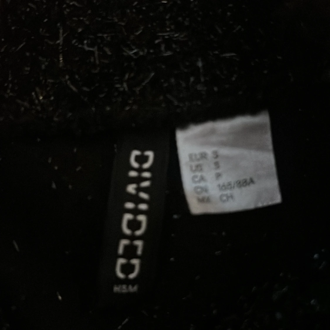 Svart glittrig polotröja Divided - 2