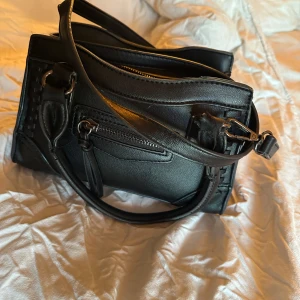 Svart handväska - Något sliten i handtagen annars bra skick🩷