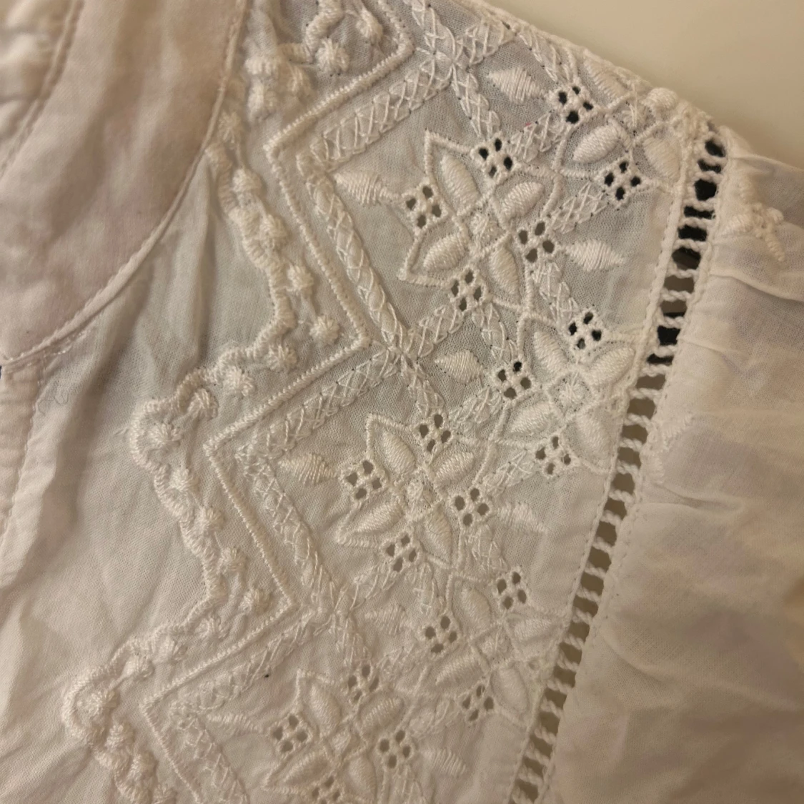 Vit broderad blus från JDY - 2