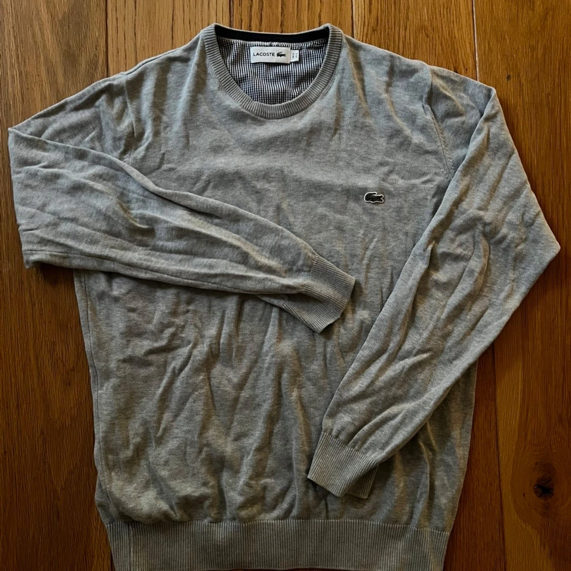 Grå stickad tröja från Lacoste