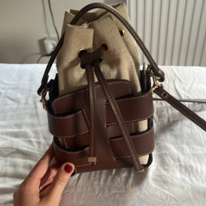 Virala hm väskan  - Perfekt väska!!! Men har 4 bruna väskor så behöver rensa ut, skit bra skick! Passar t hösten o alla outfits !!!❤️skriv vid pris förslag o frågor 