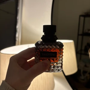 Born in Roma intense 50ml - Använd 4 gånger max som ny! Från kicks   En blommig orientalisk doft från Valentino med noter av svarta vinbär, rosa peppar och bergmot.  Kommer tyvärr inte till användning,  nypris: 1600kr  Har ej orginalkartongen kvar 