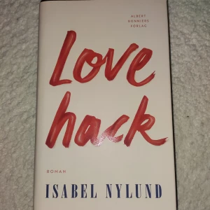 Love hack - En samtidskomedi om Julia och Niko som möts på en svartklubb i Stockholm. Femton år senare utmanas deras relation av vardag, barn och nya möten. En smart, rolig roman om kärlek, besatthet, daddy issues och monogami – perfekt för unga vuxna som gillar samtida berättelser.