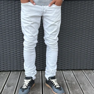 Dondup jeans  - Snygga vita  jeans från Dondup ! Skick 9/10 köpta på uinited fashion nya modellen 