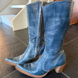 Blåa skinnstövlar med klack - Unika italienska boots i äkta skinn. 90-tals vintage. Knappt använda.