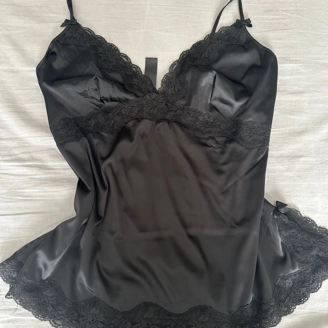 Svart satin top med spets