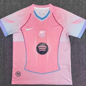 Rosa FC Barcelona fotbollströja Nike - Säljer en rosa FC Barcelona fotbollströja från Nike med klubbmärke och Spotify-logga på bröstet. Tröjan har korta ärmar, ljusblå detaljer och ett sportigt snitt. Materialet är lätt och andas, perfekt för träning eller match.
